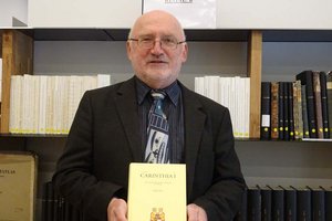 Schriftleiter Wilhelm Wadl mit der druckfrischen Carinthia I des Geschichtsvereines für Kärnten. Foto: Geschichtsverein/Heidi Rogy