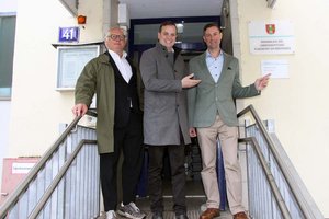 Klagenfurt Wohnen GF Gerhard Scheucher MBA, Wohnungsreferent Vizebürgermeister Patrick Jonke und Quartiersmanager Patrick Slanovc freuen sich über die positive Entwicklung des städtischen Eigenbetriebs. Foto: StadtKommunikation/Spatzek