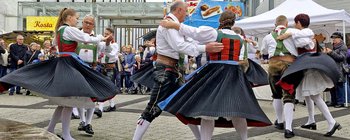 Mit Tanz und Musik wurde der 720. Ursulamarkt in Klagenfurt feierlich eröffnet. Foto: Mein Klagenfurt
