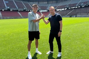 Aidan Liu mit Geschäftsführer Sport Mario Brkljaca. Foto: Austria Klagenfurt