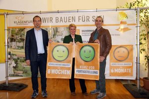 Stadträtin Sandra Wassermann, BA, Ing. Gernot Bogensberger (r.) und DI Alexander Sadila präsentierten das Bauprogramm für 2023 und die neuen Baustellentransparente mit Smiley-Ampelsystem. Foto: StadtKommunikation/Spatzek