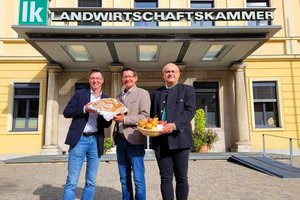 Rudolf Grünanger, LK-Präsident Siegfried Huber und Erich Roscher präsentierten eine von Wetterextremen beeinträchtigte Erntebilanz. Foto: Mein Klagenfurt