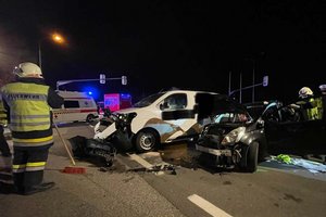 Packer Bundesstraße: Zwei Autos prallten beim ehemaligen Gurker Wirt zusammen. Foto: Freiwillige Feuerwehr Zell-Gurnitz