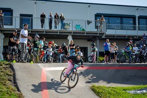 Pumptrack in der Jumpworld.One. Foto: Bikement