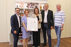 Tourismusreferent Stadtrat Max Habenicht, LAbg. Markus Malle und TVB-Geschäftsführer Helmuth Micheler mit Sandwirth-Chefin Helvig Kanduth und Hoteldirektorin Johanna Glaser. Foto: StadtKommunikation