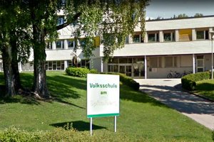 Dachsanierungsarbeiten Volksschule am Spitalberg. Foto: Google Street View