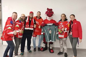 Armin Rumpold, Soldaten mit Herz-Präsident John Patrick Platzer, Vikings Kassier Martin Egger, Vikings Obmann-Stv. Harald Wank, KAC Maskottchen Lindi, Stiege 19-Obmann Johann Radl und KAC-Merchandising-Chefin Marina Gasser. Foto: Soldaten mit Herz