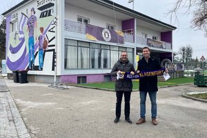 Sportreferent StR Franz Petritz und Vzbgm. Philipp Liesnig unterstützen den Wunsch der Austria Klagenfurt Fanclubs den Platz vor dem Austria Stüberl beim Sportpark nach der Legende zu benennen. Foto: KK