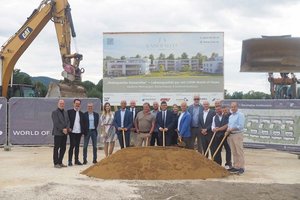 Bauherr Robert Wochesländer, Architekt Edwin Pinteritsch, Architekt Egbert Laggner, stv. Bürgermeister Valentin Egger, LHStv. Martin Gruber, Bauherr Nikolaus Hartlieb, stv. Bürgermeister Markus Tschischej. Foto: Alexandra Hogan