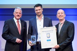 Privatkunden-Bereichsleiter Kevin Müller (Mitte) nahm für die Kärntner Sparkasse die Auszeichnung von Präsident Erich Mayer (Finanz-Marketing Verband Österreich) und Robert Sobotka (GF Telemark Marketing) entgegen. Foto: FMVÖ/Martin Hörmandinger 