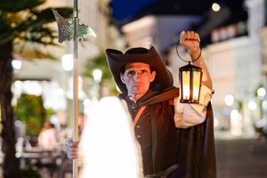 Nachtwächter-Laternenwanderung mit Türmer Horst Ragusch. Foto: Tourismus Verband Klagenfurt am Wörthersee GmbH