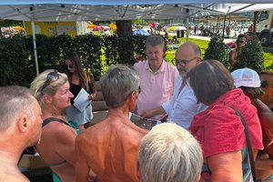 Gemeinsam mit STW-Bäderleiter Gerald Florian stand Bürgermeister Christian beim Sprechtag im Strandbad Rede und Antwort. Foto: StadtKommunikation