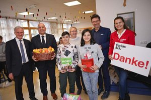 Spende und Vitamine für das Lerncafé Siebenhügel. Foto: Volksbank Kärnten/Helge Bauer