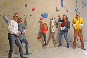 v.l. Mag. Mario Polak (Klagenfurt Sport) und Sportreferentin Stadträtin DI Constance Mochar besuchten heute Früh das Boulderama, wo Kletterkurse für Kinder angeboten werden. Foto: SK