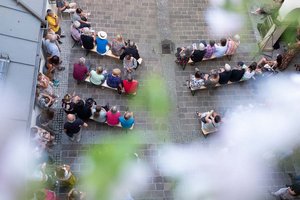 Innenhöfe dienen als Sommer-Openair-Bühne bei den DonnerSzenen. Foto: Manu Lasnik