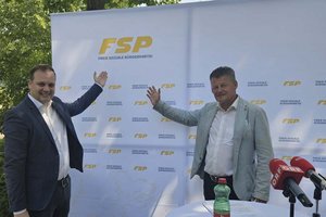Vizebürgermeister Patrick Jonke und Bürgermeister Christian Scheider bei der Präsentation der neuen Partei. Foto: zVg