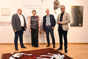 Kulturstadtrat Franz Petritz mit Kulturamtsleiter Alexander Gerdanovits, Musilmuseumsleiter Dr. Heimo Strempfl und Kuratorin Ina Loitzl in der Ausstellung „I, die Lavant“ im Musilmusem. Foto: StadtKommunikation/Evelyn Hronek