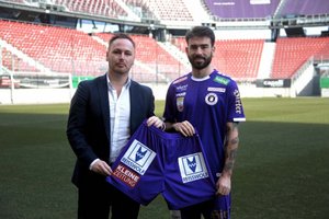 Thomas Rodrigo Beranek, Geschäftsführer REISSWOLF Österreich und SK Austria Klagenfurt Spieler Thorsten Mahrer. Foto: SK Austria Klagenfurt