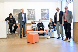 Direktor DI Hubert Lutnik, STW-Vorstand DI Erwin Smole und Abteilungsvorstand DI Harald Grünanger besichtigen gemeinsam mit Chantal, Melina, Elias und Daniel die neue STW-Lernecke. Foto: Helge Bauer