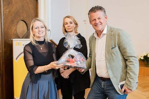 v.l. Mag. Birgit Wurzer (Katholisches Bildungswerk) und Mag. Ulrike Schwertner (Projekt „Mitten im Leben“) erhielten von Bürgermeister Christian Scheider den Sozialpreis der Stadt Klagenfurt. Foto: SK/Zangerle