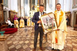 Bürgermeister Christian Scheider gratulierte Dr. Peter Allmaier zum 60. Geburtstag und überreichte ein Bild. Foto: StadtKommunikation/Kulmer