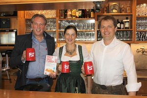 Große Freude über die begehrte Auszeichnung zum „Wirtshausführer Bierwirt des Jahres 2023“ (im Bild v. li.): Alfred Thaler (Stiegl) mit den neuen Kärntner Bierwirten Heike und Alexander Skorianz. Foto: Zwatz