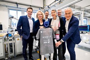 DI Christian Oswald, Rektorin Univ.-Prof.in Dr.in Ada Pellert, Vizerektor Assoc. Prof. Dr. Jan Steinbrener, LHStv.in Dr.in Gaby Schaunig, Univ.-Prof. DI Dr. Hubert Zangl, JR-GF Dr. Heinz Mayer. Foto: Joanneum Research/Helge Bauer