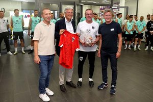 Treffen mit OEFB-Team und Teamchef Rangnick, Klaus Mitterdorfer (OEFB Präsident), LH Peter Kaiser, Teamchef Ralf Rangnick, Landessportdirektor Arno Arthofer in Klagenfurt. Foto: LPD Kärnten/Kuess