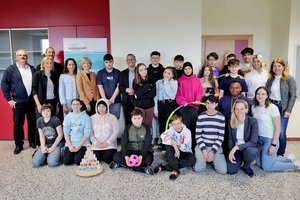Schülerinnen und Schüler der MS 2 Waidmannsdorf mit Vertreterinnen und Vertretern aus Politik, dem Verein „Down & Up“, der Präventionsstelle der Stadt, der ÖGK sowie Lehrern beim ersten Workshop. Foto: StadtKommunikation / Wajand