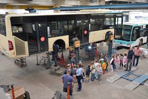Schulklasse besucht Klagenfurt Mobil GmbH: Spannende Einblicke in den öffentlichen Verkehr. Foto: Bernhard Horst