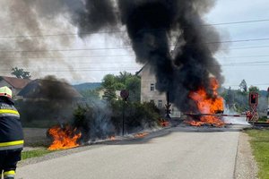 Vollbrand auf Bahnübergang in Krumpendorf: LKW geriet in Oberleitung. Foto: FF Krumpendorf