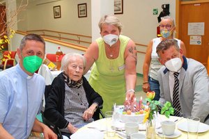 Christiane Pensch feiert ihren 102. Geburtstag im Seniorenheim Hülgerthpark. Foto: StadtKommunikation/Glinik