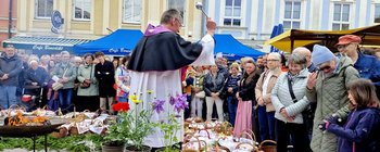 Feierliche Segnung der Speisen am Benediktinermarkt durch Dompfarrer Dr. Peter Allmaier