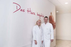 Prim. Priv.-Doz. Dr. Michael Zink, D.E.A.A., mit der stationsführenden Oberärztin Dr. Doris Lackinger. Foto: HF Pictures