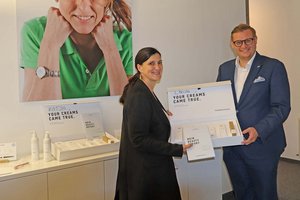 Stadtrat Julian Geier beim Betriebsbesuch mit Geschäftsführerin Jasmin Schmid, MSc der Pharmaziegasse. Foto: SK/Glinik