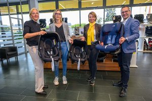 Dr. Birgit Trattler, Sozialarbeiterin Marlene Myslivec, ÖAMTC-Kärnten-Präsidentin Dr. Johanna Mutzl und Stadtrat Mag. Franz Petritz bei der Übergabe der Kindersitze. Foto: StadtKommunikation/Hude