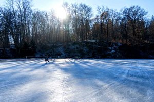 Der Kreuzberglteich beim Fischerwirt ist ab sofort, 20. Jänner, zum Eislaufen freigegeben. Foto: StadtKommunikation 