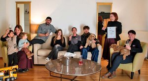 HR Managerin Rebecca Herkommer (links) und Direktorin Johanna Glaser (mit Urkunde) mit ihrem Team. Foto: Sandwirth