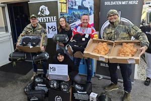 Richard Male (Armystyle Klagenfurt), Bettina Kofler (Mitarbeiterin der JUNO Klagenfurt), Dieter Schmied (Obmann-Stellvertreter des KAC-Fanclubs Stiege 19) und John Patrick Platzer (Präsident der Soldaten mit Herz). Foto: Soldaten mit Herz