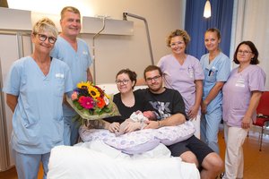 vlnr: Sabine Zeloth-Jesse, EOA Dr. Stefan Hinterberger, die glücklichen Eltern mit Sohn Oskar, Hebamme Christina Kulle, Ass. Dr. Anna Sellner und Karin Lagger. Foto: KABEG
