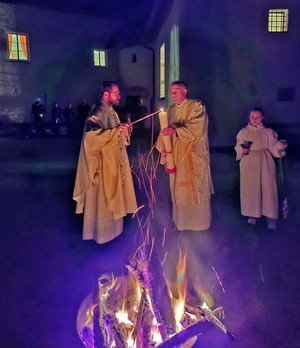 Pfarrer Bernd Wegscheider und Diakon Oliver Günther beim Entzünden der Osterkerze im Propsteihof Gurnitz. Foto: Günther Gasper