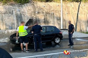 Auto eines Klagenfurters begann auf der A 10 zu brennen. Foto: Feuerwehr Spittal an der Drau