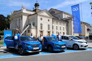 Stadträtin Sandra Wassermann, BA, und Gaspar Ogris-Martic (Geschäftsführer Avant Car GmbH) freuen sich über die stetig steigende Nutzung von Carsharing in Klagenfurt. Foto: StadtKommunikation/Spatzek
