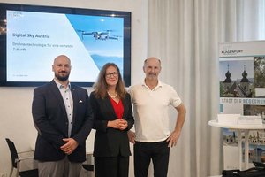 v.l. Felix Eicken (Dronetech Austria) mit Stadträtin DI Constance Mochar und DI Günter Koren (Leiter der Abteilung Vermessung und Geoinformation) bei der Vorstellung des Projektes Digital Sky Austria. Foto: SK