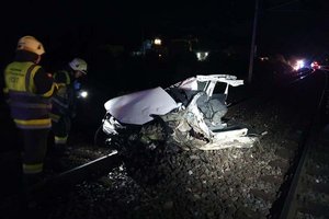 Alkoholisiert am Bahndamm gelandet: Zug zerfetzte Auto. Foto: Feuerwehr St. Michael am Zollfeld