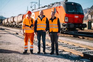 ÖBB starten Güterverkehr auf Koralmbahn. v.l.n.r.: Verschieber Johannes Waldhauser, ÖBB Rail Cargo Group Vorstandssprecher Clemens Först und Triebfahrzeugführer Martin Schubert. Foto: ÖBB Hofmann