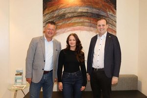 Bürgermeister Christian Scheider und Vizebürgermeister Patrick Jonke, Referent für Partnerstädte, sprachen mit Lisa Kraßnitzer über die anstehende Jugendbegegnung in Dachau. Foto: SK