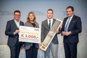 Den ERDREICH-Preis nahmen Mag. Birgit Pobatschnig und Stefan Oswald, BSc (Abteilung Klima- und Umweltschutz) von Bundesminister Mag. Norbert Totschnig entgegen. Foto: BMLUK/Rene Hemerka