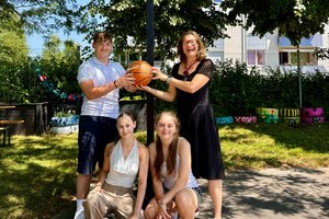 Stadträtin DI Constance Mochar freut sich gemeinsam mit den Kindern und Jugendlichen auf ein abwechslungsreiches Klagenfurter Sommersportschnuppern 2025. Die Anmeldung startet am Montag, 23. Juni, um 10 Uhr. Foto: Büro Mochar