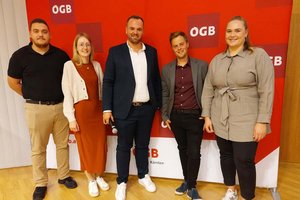 Landesjungendvorsitzender Mario Pichler (3.v.l.) mit seinen StellvertreterInnen Adam Wernig (1.v.l.), Jasmin Rainbacher (2.v.l.), Daniel Prednik (2.v.r.) und Andrea Kolar (1.v.r.). Foto: ÖGB Kärnten